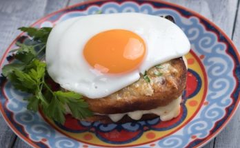 Croque Madame szendvics, francia reggeli tükörtojásos szendvics