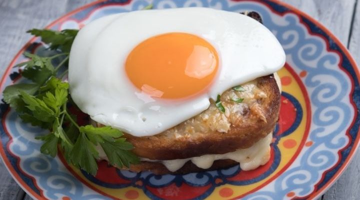 Croque Madame szendvics, francia reggeli tükörtojásos szendvics