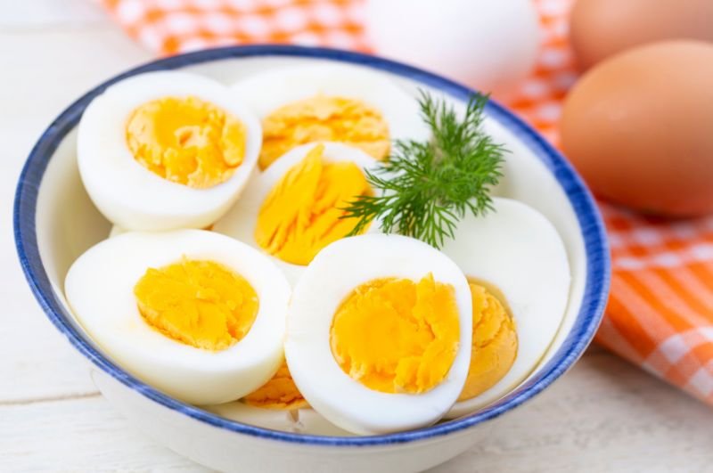 főtt tojások félbevágva